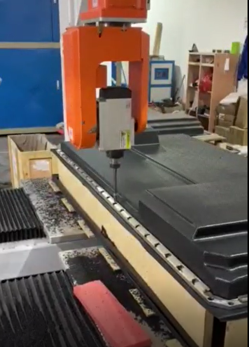 Router CNC a 5 assi a doppia tavola 