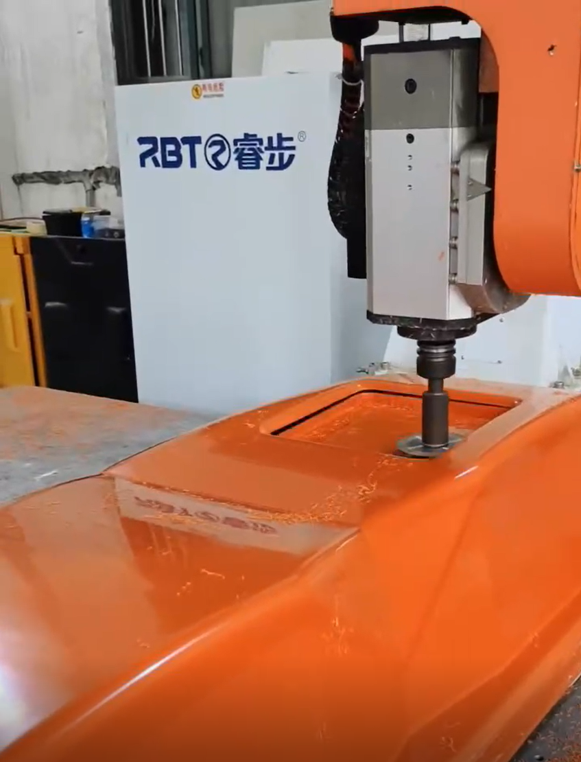 Macchina CNC a 5 assi 