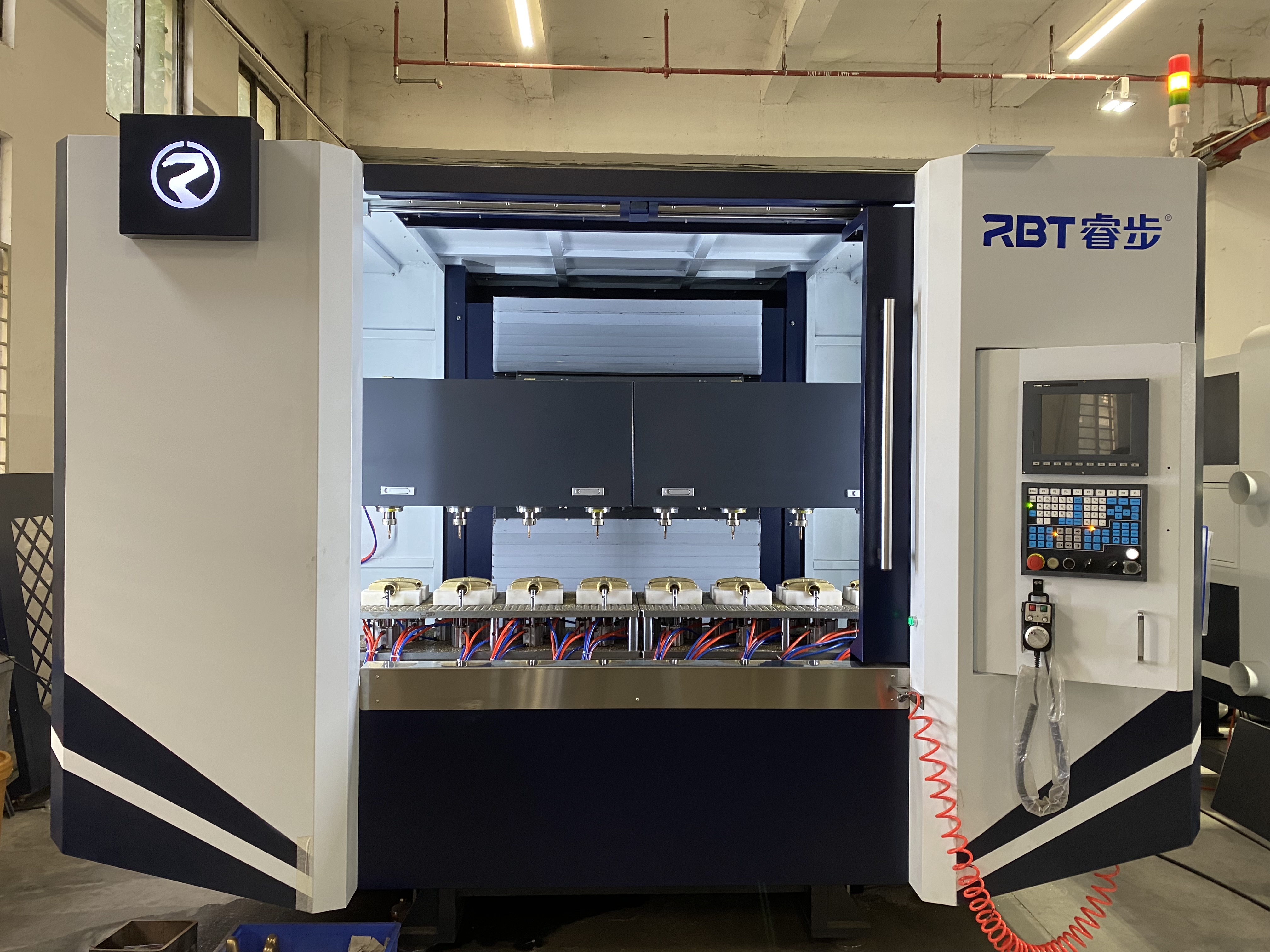 Rettificatrice CNC RBT a 8 stazioni per la produzione di rubinetti, approvata CE