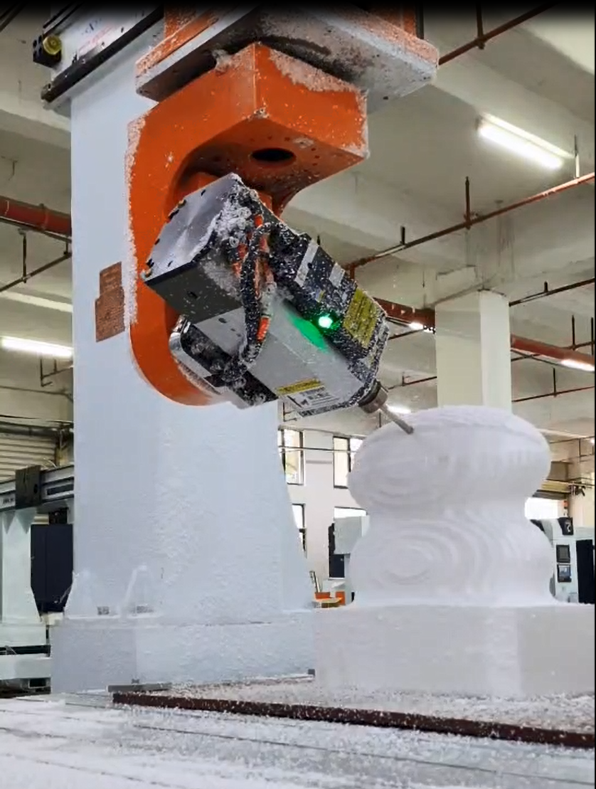 Macchina CNC a 5 assi 