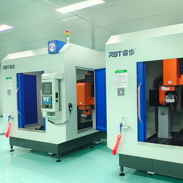 Centro di lavorazione a gantry a raggio fisso CNC premium a 5 assi con recinto completo