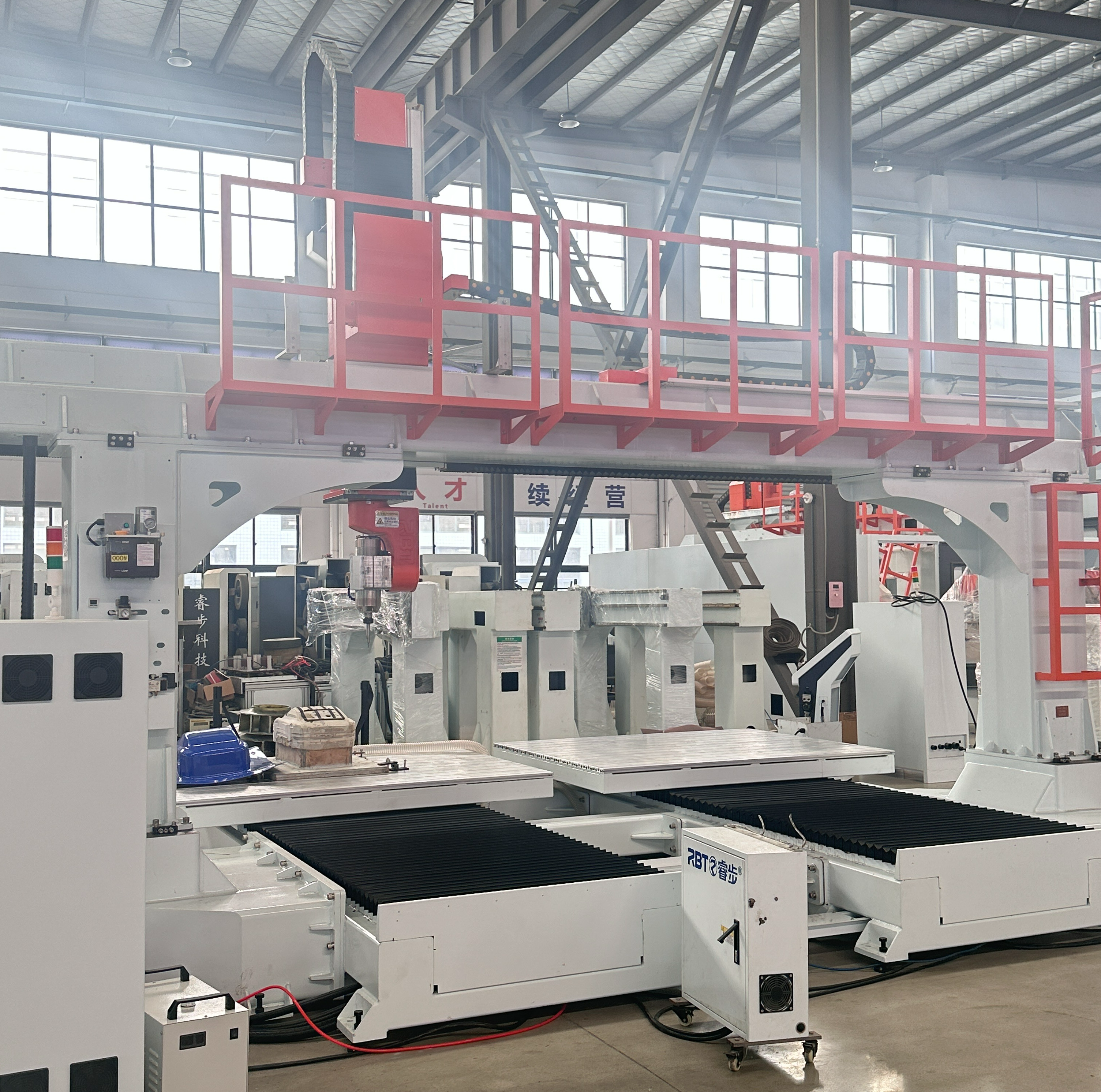 Router CNC a 5 assi approvato CE con doppio worktable per elaborazione PP/PE/PC/PET/ABS