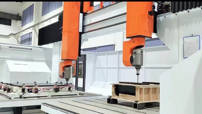 Macchina CNC a 5 assi (2)