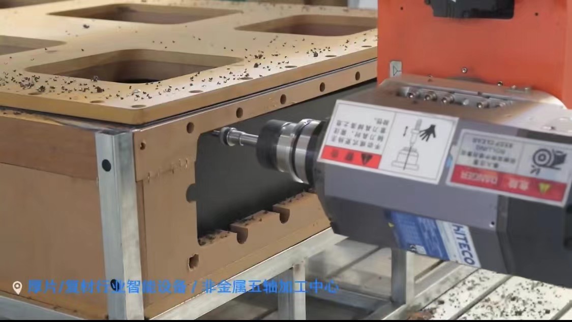 Centro di lavorazione CNC a 5 assi